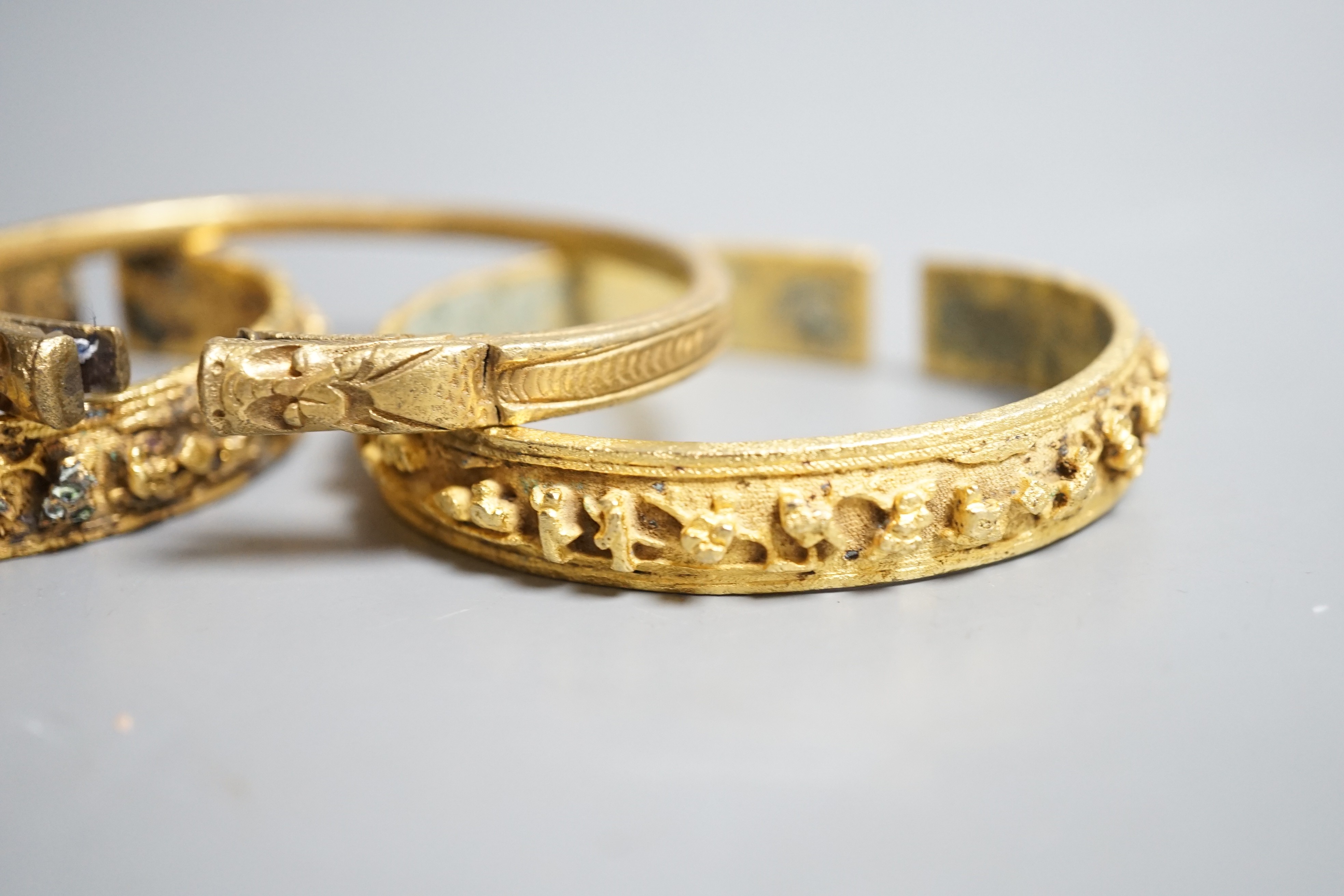 Three Chinese gilt bronze bangles, 19th/early 20th century